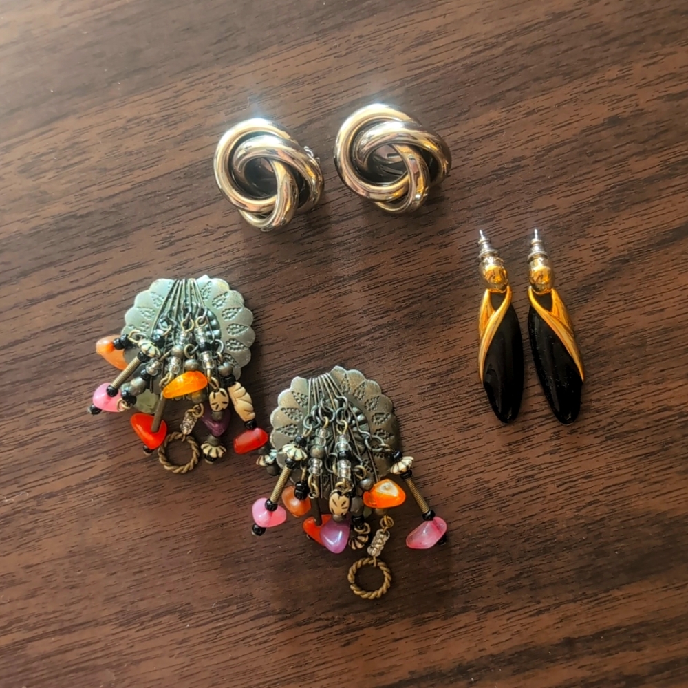 Lot of 3 pairs of vintage earrings, bronze, gold-tone, black
